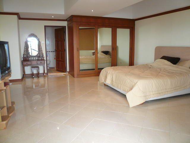 Condominium for sale in Na Jomtien showing the master bedroom Condominium for sale in Na Jomtien showing the master bedroom