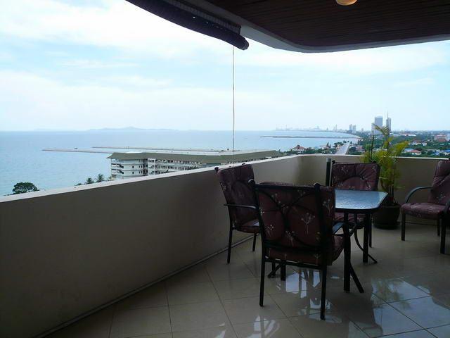Condominium for sale in Na Jomtien showing the large balcony Condominium for sale in Na Jomtien showing the large balcony