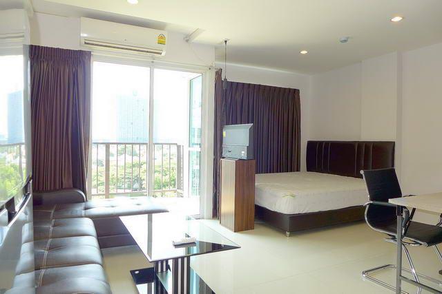 Condominium For Sale Pratumnak showing the living and bed areas Condominium For Sale Pratumnak showing the living and bed areas