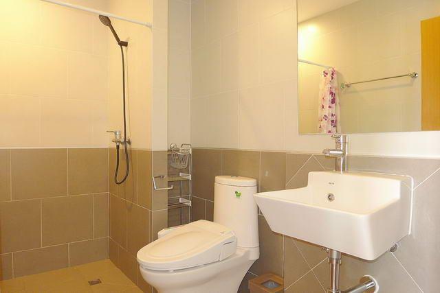 Condominium For Sale Pratumnak showing the bathroom Condominium For Sale Pratumnak showing the bathroom