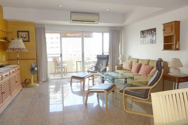Condominium for sale Jomtien showing the living area Condominium for sale Jomtien showing the living area