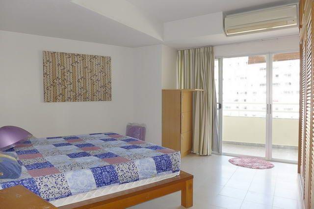 Condominium for sale Jomtien showing the bedroom and balcony Condominium for sale Jomtien showing the bedroom and balcony