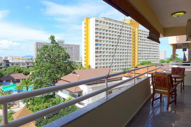 Condominium for sale Jomtien showing the balcony view Condominium for sale Jomtien showing the balcony view