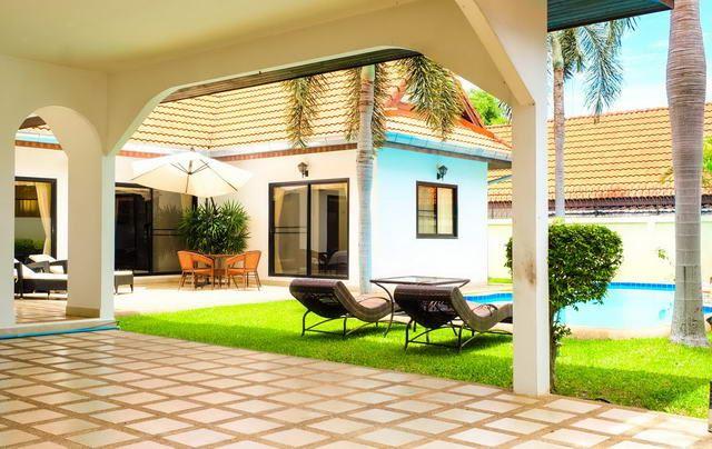 House for sale East Pattaya showing the carport, garden and pool House for sale East Pattaya showing the carport, garden and pool
