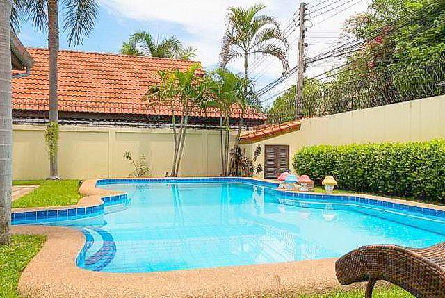 House for sale East Pattaya showing the private swimming pool House for sale East Pattaya showing the private swimming pool