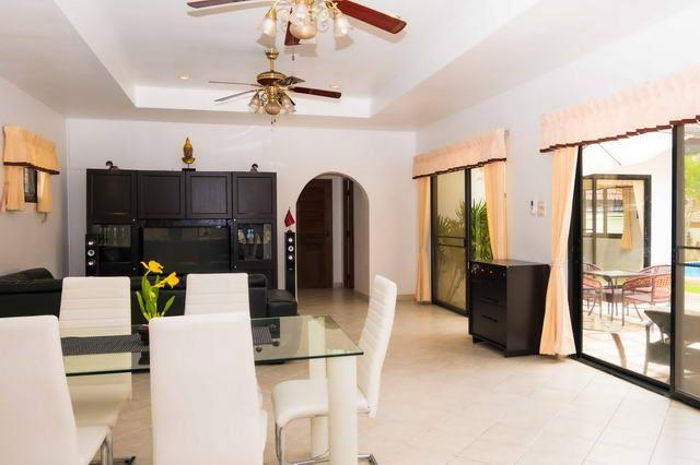 House for sale East Pattaya showing the open plan living area House for sale East Pattaya showing the open plan living area