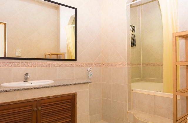 House for sale East Pattaya showing the master bathroom House for sale East Pattaya showing the master bathroom