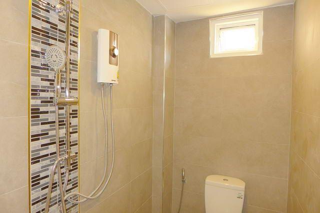 Shop house for sale pattaya showing a bathroom Shop house for sale pattaya showing a bathroom