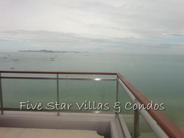 Condominium for sale on Pattaya Beach at Northshore showing the corner balcony