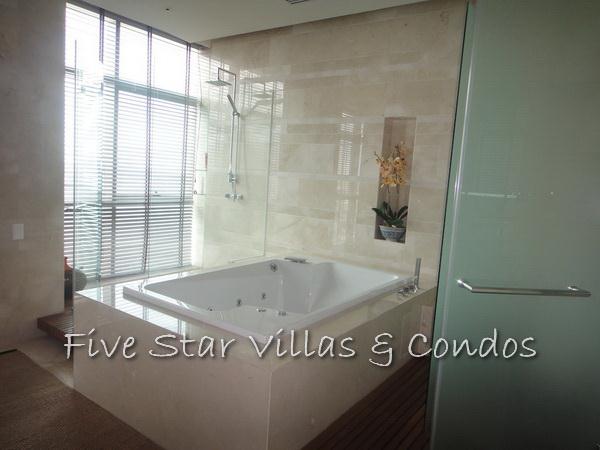 Condominium for sale on Pattaya Beach at Northshore showing jacuzzi bath tub