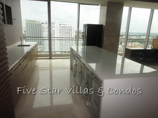 Condominium for rent on Pattaya Beach at Northshore showing the bar area