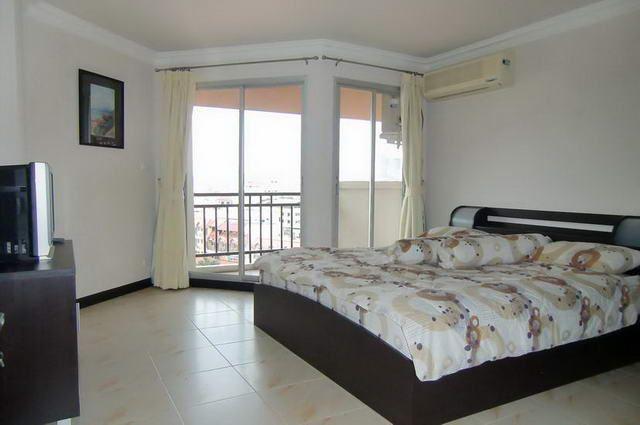Condominium for sale in Pattaya showing the master bedroom Condominium for sale in Pattaya showing the master bedroom