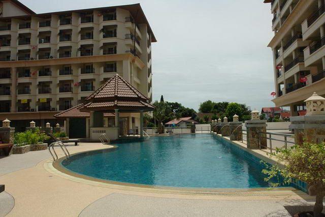Condominium for sale in Pattaya showing the communal pool Condominium for sale in Pattaya showing the communal pool