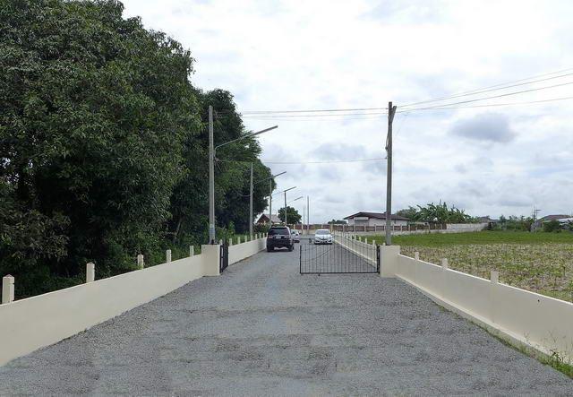 Land for sale Huay Yai Pattaya showing the approach road Land for sale Huay Yai Pattaya showing the approach road