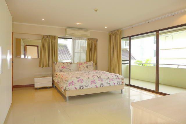 Condominium for sale Pratumnak Hill Pattaya showing master bedroom and balcony Condominium for sale Pratumnak Hill Pattaya showing master bedroom and balcony