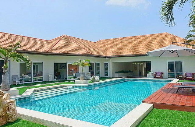 ็House for sale Jomtien Pattaya showing the house and swimming pool ็House for sale Jomtien Pattaya showing the house and swimming pool