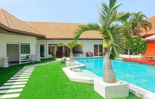 House for sale Jomtien Pattaya showing the garden and swimming pool House for sale Jomtien Pattaya showing the garden and swimming pool
