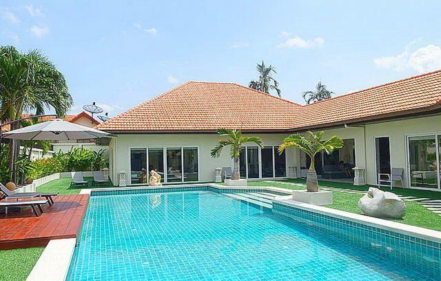 ็House for sale Jomtien Pattaya showing the swimming pool and terrace ็House for sale Jomtien Pattaya showing the swimming pool and terrace