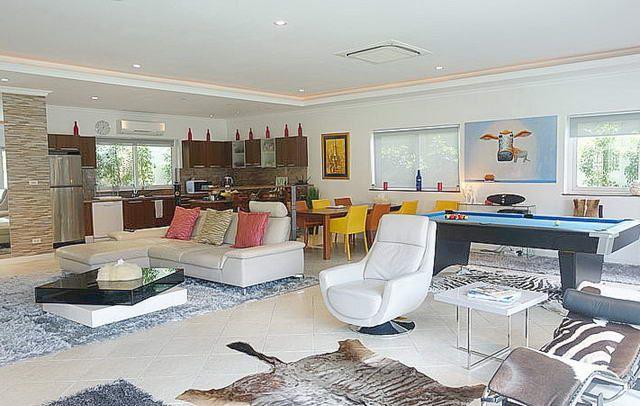 House for sale Jomtien Pattaya showing open plan living House for sale Jomtien Pattaya showing open plan living
