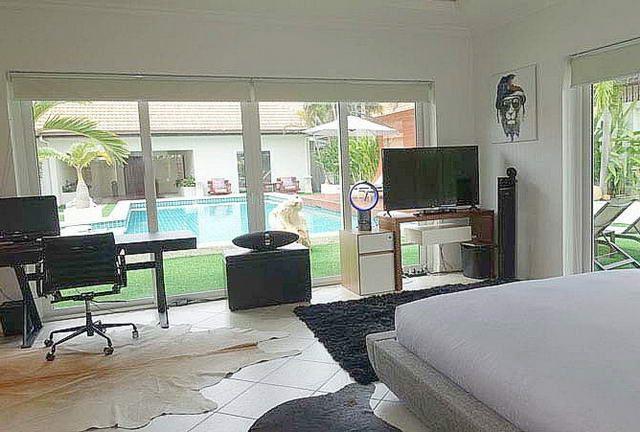 House for sale Jomtien Pattaya showing the master bedroom House for sale Jomtien Pattaya showing the master bedroom
