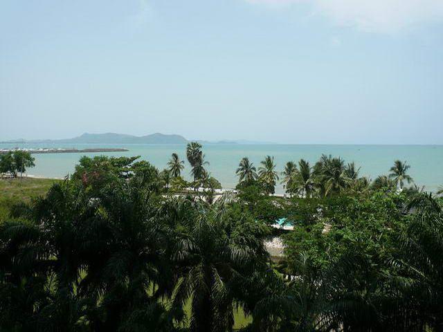 Condominium for sale at Na Jomtien Ban Amphur showing the balcony view Condominium for sale at Na Jomtien Ban Amphur showing the balcony view