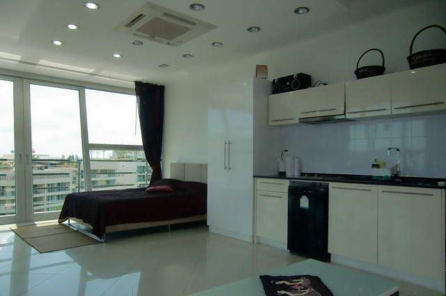 Condominium for sale on Pratumnak looking towards the kitchen Condominium for sale on Pratumnak looking towards the kitchen