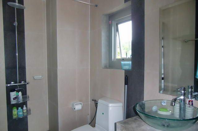 Condominium for sale on Pratumnak showing the bathroom Condominium for sale on Pratumnak showing the bathroom
