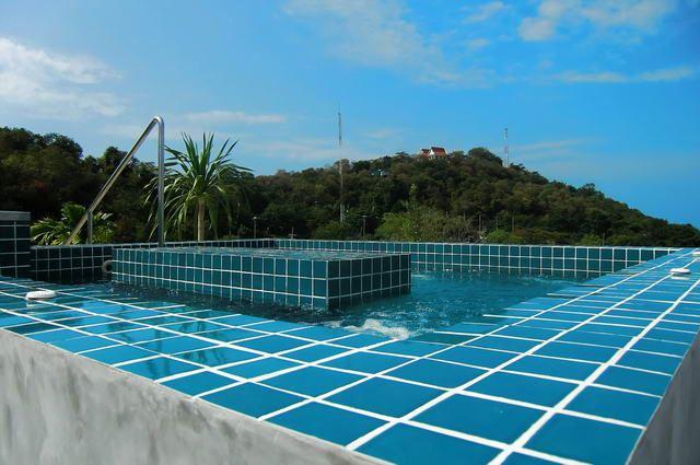Condominium for sale on Pratumnak showing the Jacuzzi pool Condominium for sale on Pratumnak showing the Jacuzzi pool