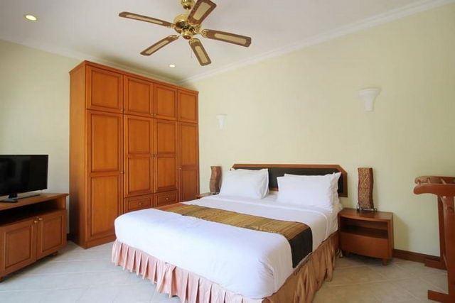 House for sale Jomtien showing the master bedroom House for sale Jomtien showing the master bedroom