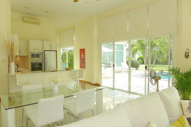 House for sale East Pattaya showing the dining area House for sale East Pattaya showing the dining area