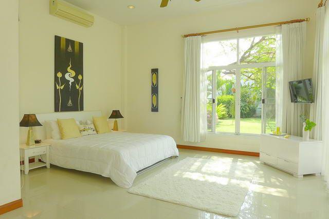 House for sale East Pattaya showing the master bedroom House for sale East Pattaya showing the master bedroom
