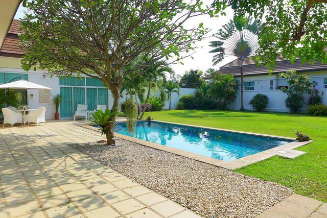 House for sale East Pattaya showing the private swimming pool House for sale East Pattaya showing the private swimming pool