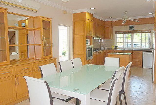 House for sale Pattaya Phoenix Golf Course showing the dining and kitchen House for sale Pattaya Phoenix Golf Course showing the dining and kitchen