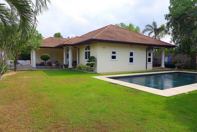 House for sale East Pattaya showing the house and pool House for sale East Pattaya showing the house and pool