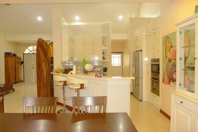 House for sale East Pattaya showing the dining and kitchen areas House for sale East Pattaya showing the dining and kitchen areas