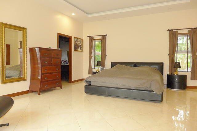 House for sale East Pattaya showing the master bedroom suite