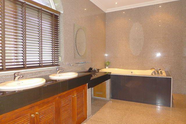 House for sale East Pattaya showing a bathroom House for sale East Pattaya showing a bathroom