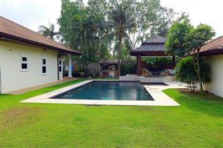 House for sale East Pattaya showing the private pool