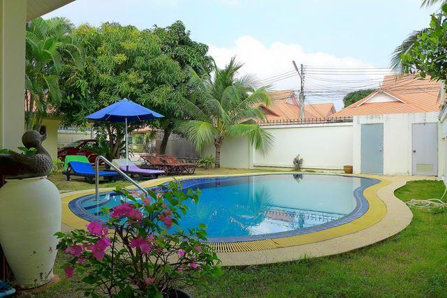 House for sale East Pattaya showing the private swimming pool House for sale East Pattaya showing the private swimming pool