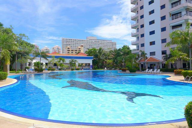 Condominium for sale Jomtien showing the communal pool Condominium for sale Jomtien showing the communal pool