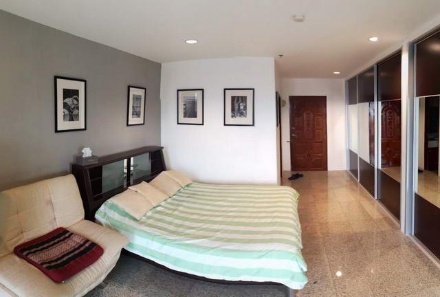 Condominium for sale Jomtien showing the sleeping area and sofa Condominium for sale Jomtien showing the sleeping area and sofa