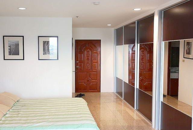 Condominium for sale Jomtien showing the built-in wardrobes Condominium for sale Jomtien showing the built-in wardrobes