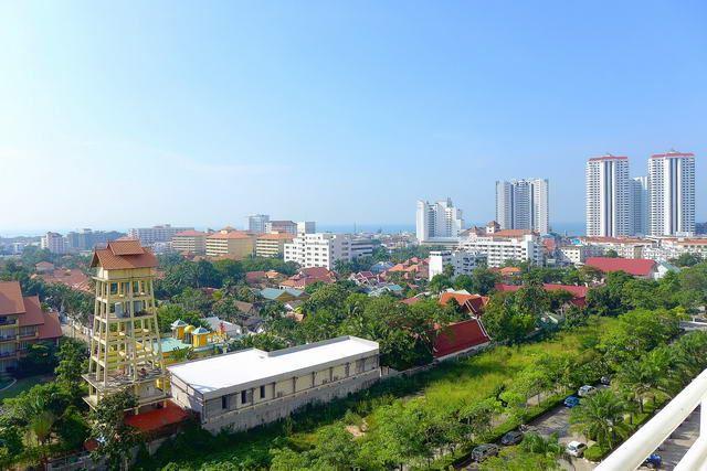 Condominium for sale Jomtien showing the balcony view Condominium for sale Jomtien showing the balcony view