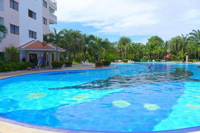 Condominium for sale Jomtien showing the large communal pool Condominium for sale Jomtien showing the large communal pool