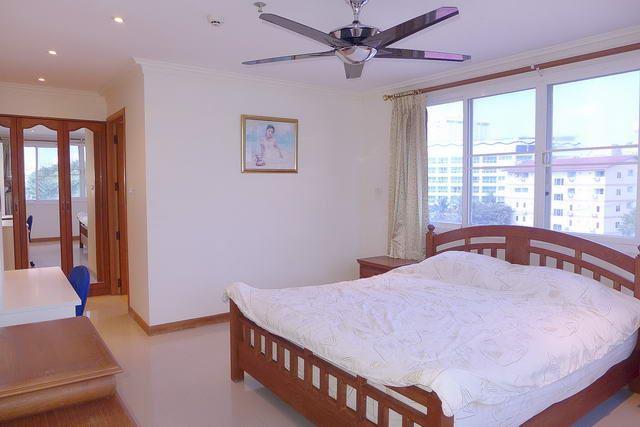 Condominium for sale Pattaya showing the master bedroom suite Condominium for sale Pattaya showing the master bedroom suite