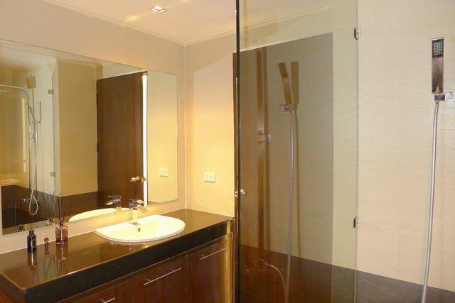Condominium for sale Pattaya showing the bathroom Condominium for sale Pattaya showing the bathroom