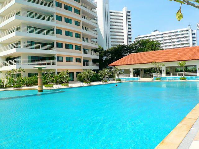 Condominium for sale Jomtien showing the communal pool Condominium for sale Jomtien showing the communal pool