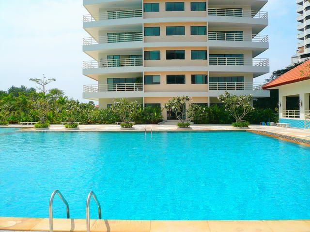 Condominium for sale Jomtien showing the pool and condo building Condominium for sale Jomtien showing the pool and condo building