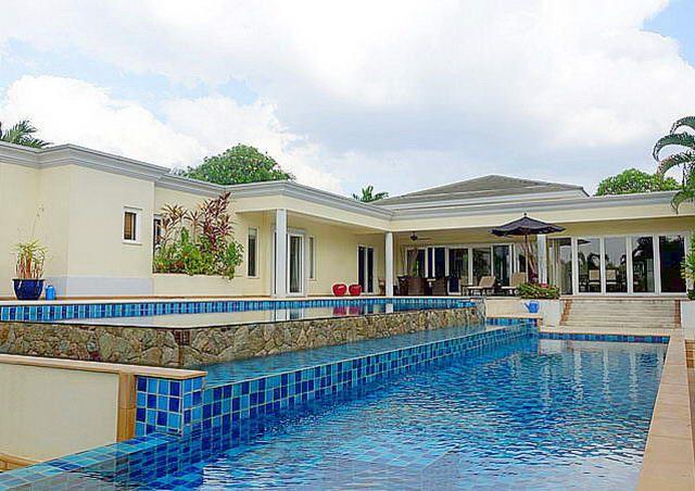 House for sale Siam Royal View Pattaya showing the house and private pool House for sale Siam Royal View Pattaya showing the house and private pool