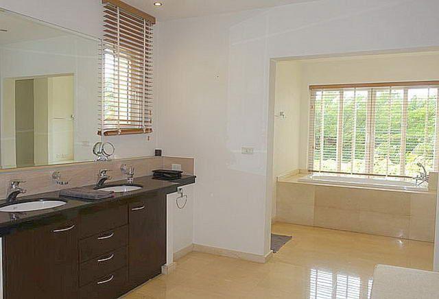 House for sale Siam Royal View Pattaya showing the master bathroom House for sale Siam Royal View Pattaya showing the master bathroom
